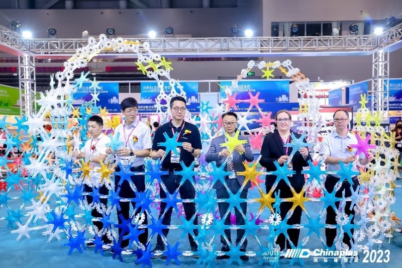 一張含有 游泳, 人群 的圖片自動(dòng)產(chǎn)生的描述