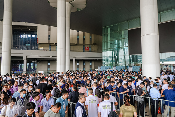 人群前站著一群人描述已自動生成